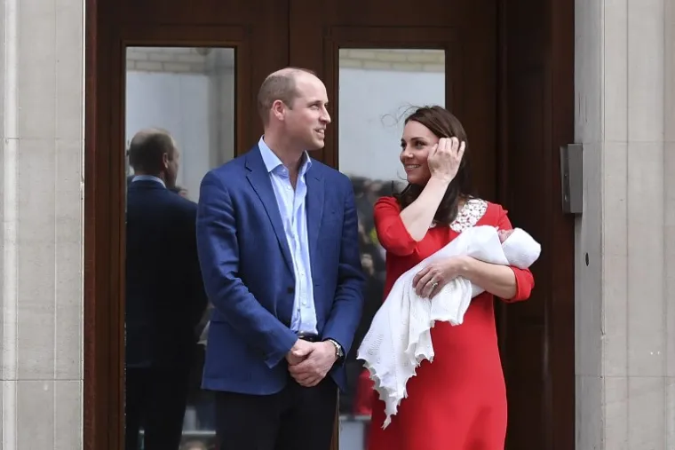 PRINC I DJECA DO&Scaron;LI PO KATE: Kraljevska obitelj s najmlađim novim članom odlazi iz bolnice