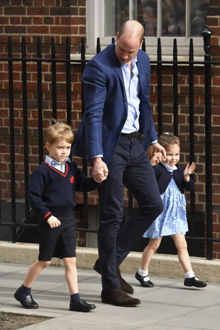 PRINC I DJECA DO&Scaron;LI PO KATE: Kraljevska obitelj s najmlađim novim članom odlazi iz bolnice