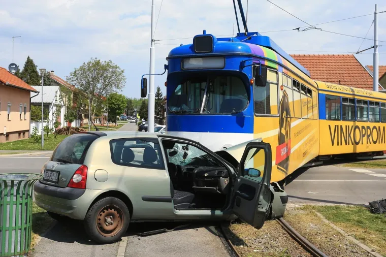 Prometna nesreća na glavnoj ulici mjesta Vi&scaron;njevac kod Osijeka u kojoj su sudjelovali osobni automobil i tramvaj. Nesreća se dogodila na okreti&scaron;tu tramvaja.