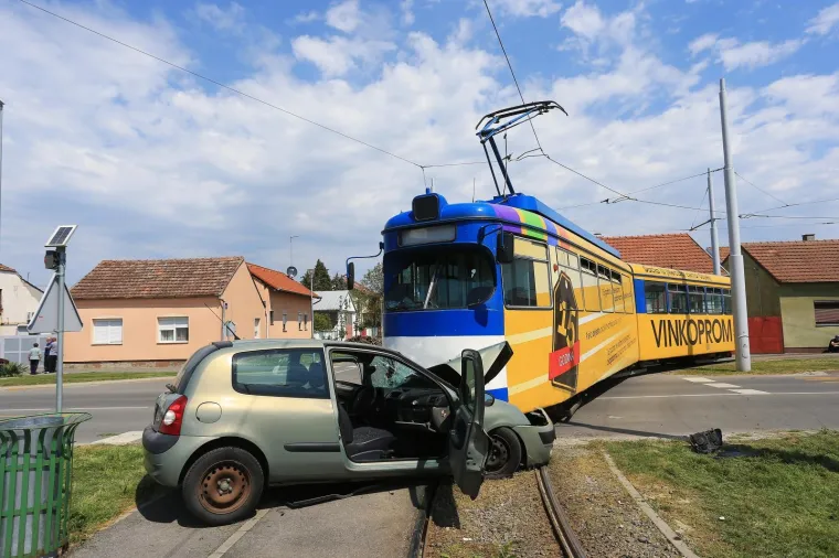 Prometna nesreća između tramvaja i osobnog automobila na Vi&scaron;njevcu