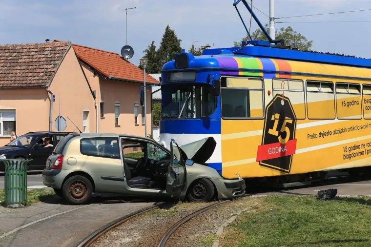Prometna nesreća između tramvaja i osobnog automobila na Vi&scaron;njevcu