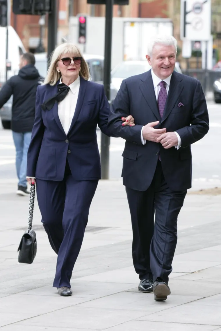 Sud u Londonu je presudio - Todorić treba biti izručen Hrvatskoj. U fotogaleriji pogledajte kako je s osmijehom te u pranji supruge stigao pred novinare...