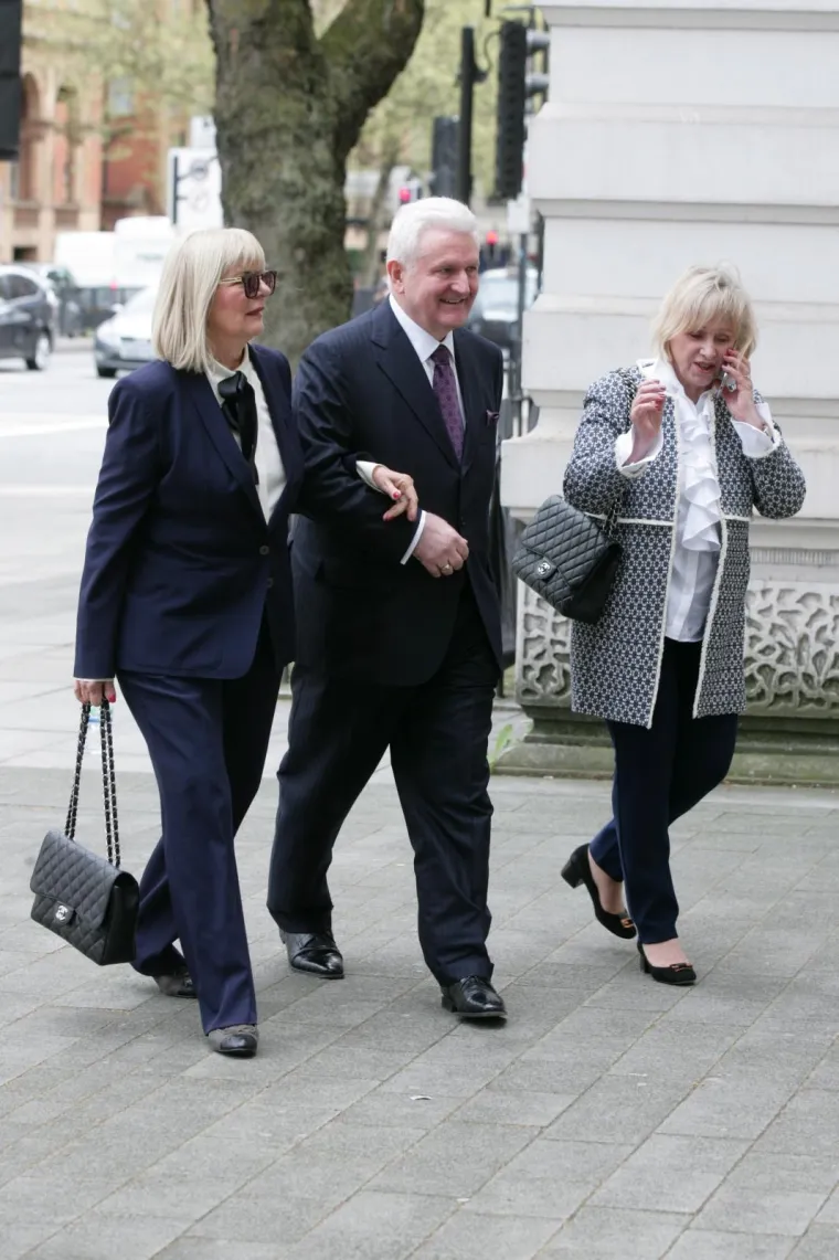 Sud u Londonu je presudio - Todorić treba biti izručen Hrvatskoj. U fotogaleriji pogledajte kako je s osmijehom te u pranji supruge stigao pred novinare...