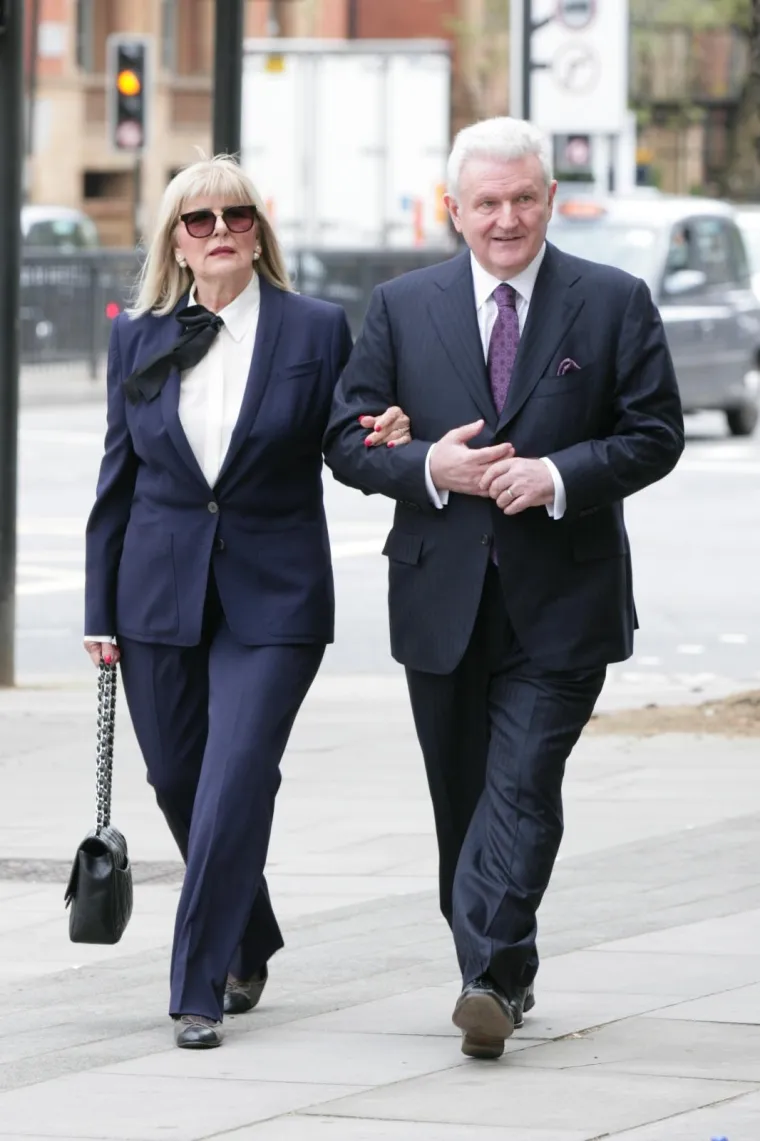 Sud u Londonu je presudio - Todorić treba biti izručen Hrvatskoj. U fotogaleriji pogledajte kako je s osmijehom te u pranji supruge stigao pred novinare...