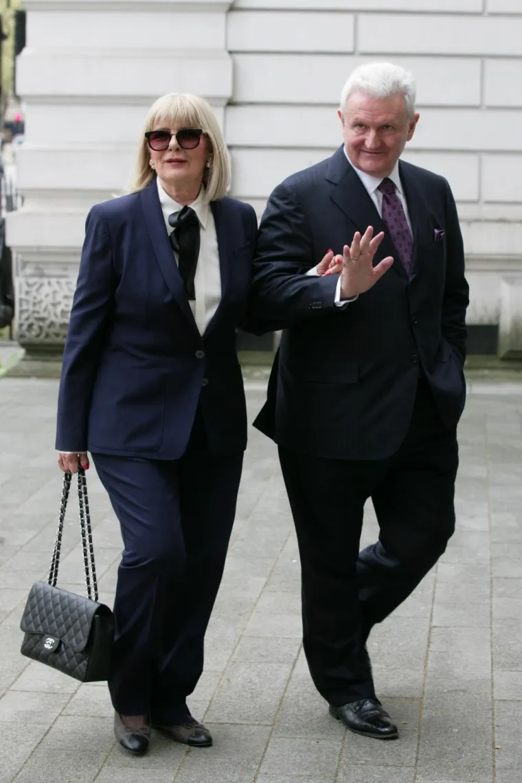 Sud u Londonu je presudio - Todorić treba biti izručen Hrvatskoj. U fotogaleriji pogledajte kako je s osmijehom te u pranji supruge stigao pred novinare...