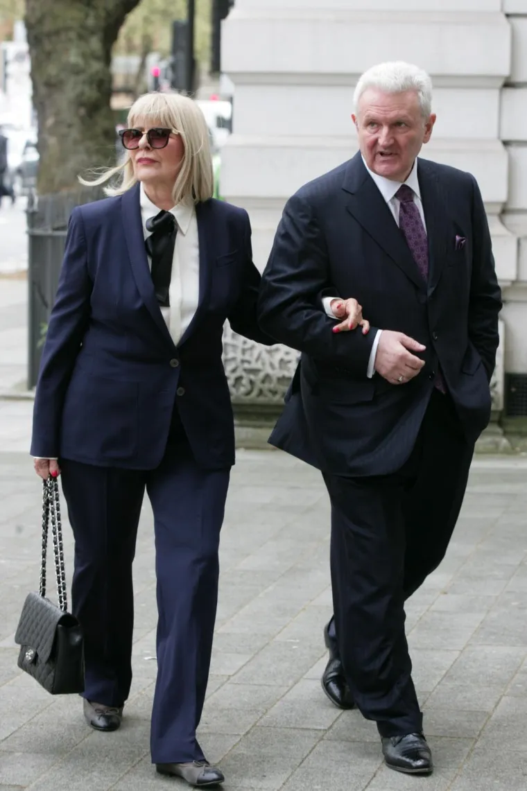 Sud u Londonu je presudio - Todorić treba biti izručen Hrvatskoj. U fotogaleriji pogledajte kako je s osmijehom te u pranji supruge stigao pred novinare...