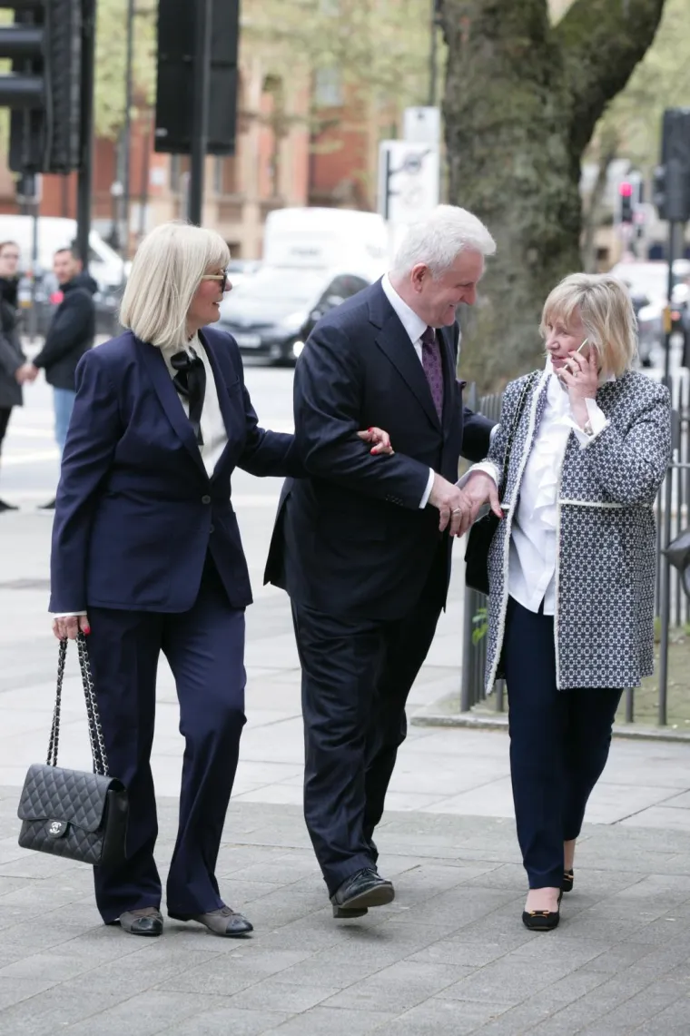 Sud u Londonu je presudio - Todorić treba biti izručen Hrvatskoj. U fotogaleriji pogledajte kako je s osmijehom te u pranji supruge stigao pred novinare...