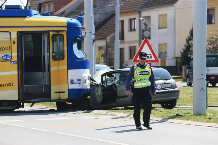 Užasni prizori iz Osijeka: sudarili se tramvaj i osobni automobil