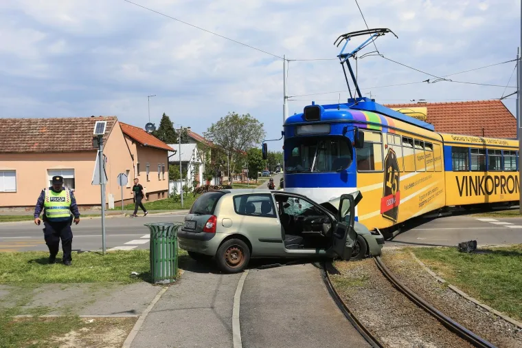 Užasni prizori iz Osijeka: sudarili se tramvaj i osobni automobil