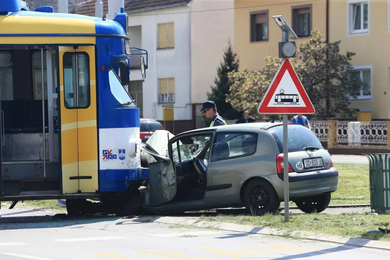 Užasni prizori iz Osijeka: sudarili se tramvaj i osobni automobil