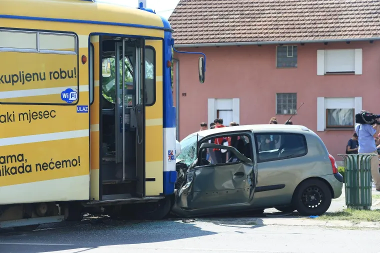 Užasni prizori iz Osijeka: sudarili se tramvaj i osobni automobil