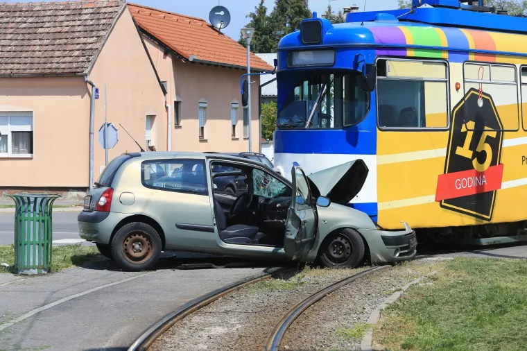 Užasni prizori iz Osijeka: sudarili se tramvaj i osobni automobil