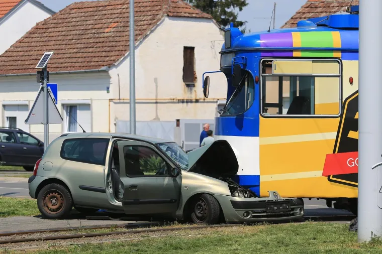 Užasni prizori iz Osijeka: sudarili se tramvaj i osobni automobil