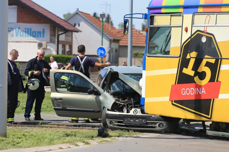 Užasni prizori iz Osijeka: sudarili se tramvaj i osobni automobil