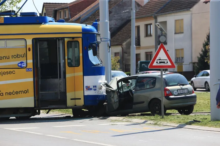 Užasni prizori iz Osijeka: sudarili se tramvaj i osobni automobil