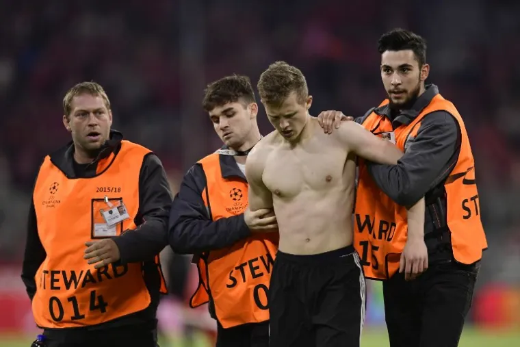 KAOS NA ALLIANZ ARENI: Navijači utrčali na travnjak, jedan zgrabio Riberyja, redari se ekspresno obračunali s njim
