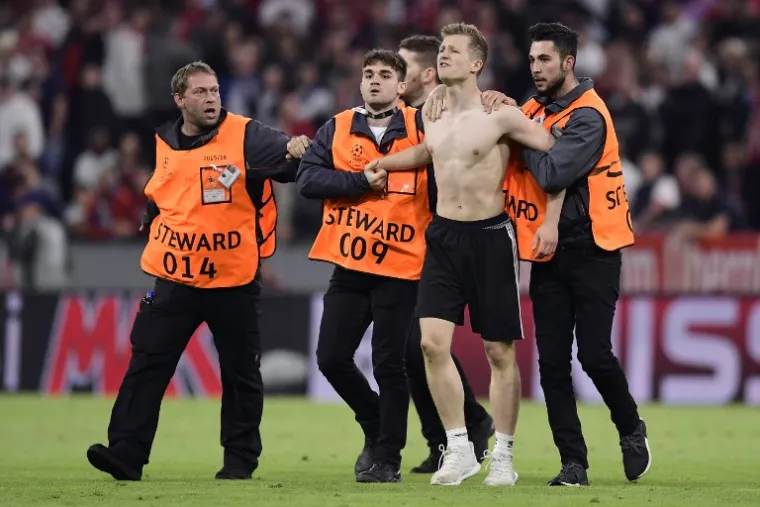 KAOS NA ALLIANZ ARENI: Navijači utrčali na travnjak, jedan zgrabio Riberyja, redari se ekspresno obračunali s njim