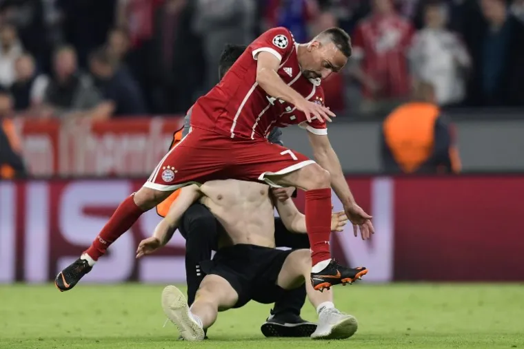 KAOS NA ALLIANZ ARENI: Navijači utrčali na travnjak, jedan zgrabio Riberyja, redari se ekspresno obračunali s njim