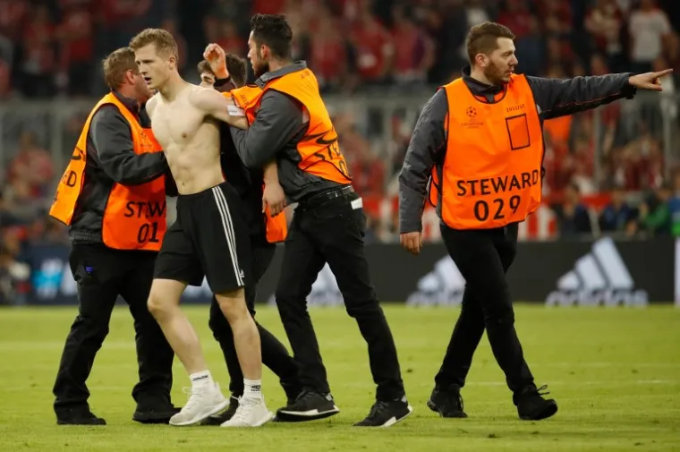 KAOS NA ALLIANZ ARENI: Navijači utrčali na travnjak, jedan zgrabio Riberyja, redari se ekspresno obračunali s njim