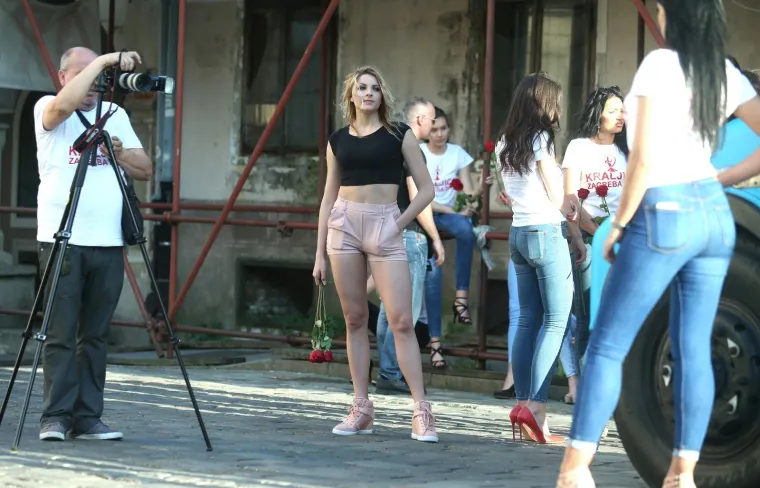 Fotografiranje kandidatkinja za izbora za Kraljicu Zagreba 2018. jednim dijelom odvijao se i na Markovom trgu gdje su atraktivne kandidatkinje odvlačile pozornost prolaznicima