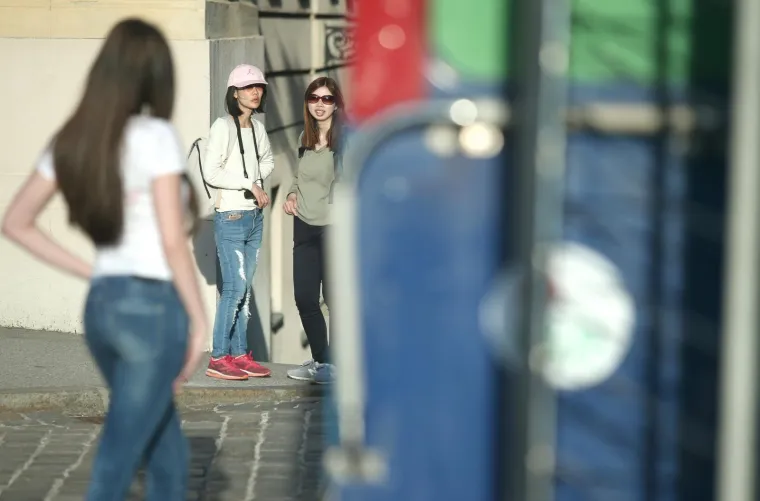 Fotografiranje kandidatkinja za izbora za Kraljicu Zagreba 2018. jednim dijelom odvijao se i na Markovom trgu gdje su atraktivne kandidatkinje odvlačile pozornost prolaznicima