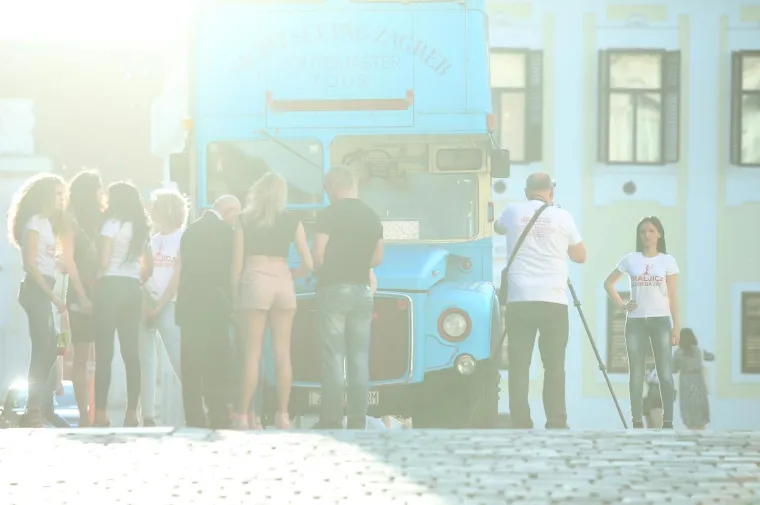 Fotografiranje kandidatkinja za izbora za Kraljicu Zagreba 2018. jednim dijelom odvijao se i na Markovom trgu gdje su atraktivne kandidatkinje odvlačile pozornost prolaznicima