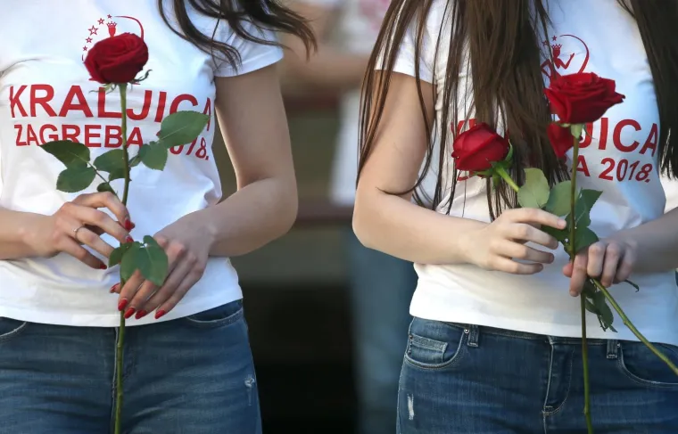 Fotografiranje kandidatkinja za izbora za Kraljicu Zagreba 2018. jednim dijelom odvijao se i na Markovom trgu gdje su atraktivne kandidatkinje odvlačile pozornost prolaznicima