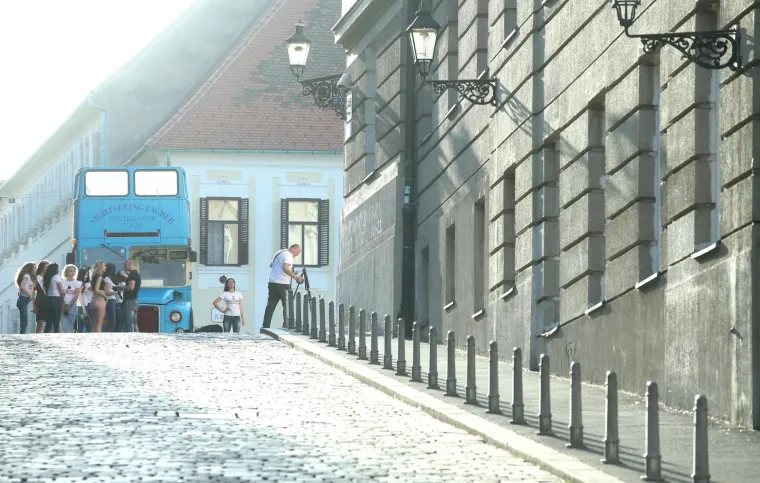 Fotografiranje kandidatkinja za izbora za Kraljicu Zagreba 2018. jednim dijelom odvijao se i na Markovom trgu gdje su atraktivne kandidatkinje odvlačile pozornost prolaznicima
