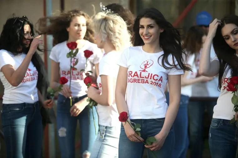 Fotografiranje kandidatkinja za izbora za Kraljicu Zagreba 2018. jednim dijelom odvijao se i na Markovom trgu gdje su atraktivne kandidatkinje odvlačile pozornost prolaznicima