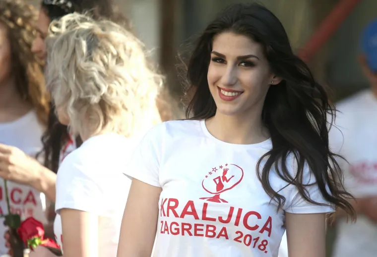 Fotografiranje kandidatkinja za izbora za Kraljicu Zagreba 2018. jednim dijelom odvijao se i na Markovom trgu gdje su atraktivne kandidatkinje odvlačile pozornost prolaznicima