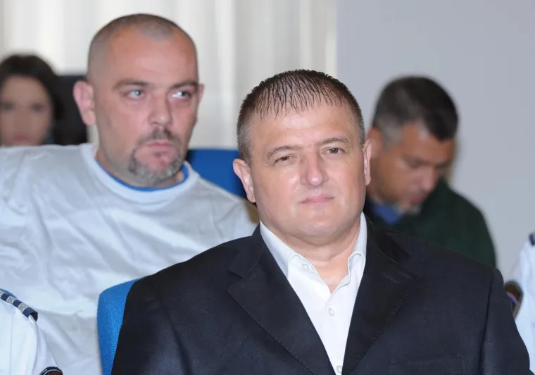 Dubravko Žugelj služi 40-godišnju kaznu zbog pljačke Fine u Zagrebu (2005), prilikom koje su ubijena dva zaštitara tvrtke Sokol Marić, a ukradeno je gotovo dva milijuna kuna.