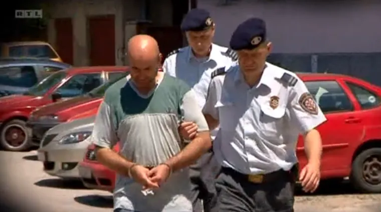 Mario Slabinjac (41), policajac iz Graboštana, osuđen je na 62 godine zatvora, u prijevdu - izrečena mu je jedinstvena zatvorska kazna od 40 godina i to za dvostruko teško ubojstvo, dvostruko teško ubojstvo u pokušaju i ubojstvo u pokušaju. U zajsedi je dočekao bivšu suprugu i njezinog prijatelja. U Ivicu Hajdukovića ispalio je 32 hica, a u bivšu suprugu najmanje 10 metaka. Još je groznija činjenica da je Blaženku ubio pred kćerima dok je pokušavala pobjeći iz automobila.