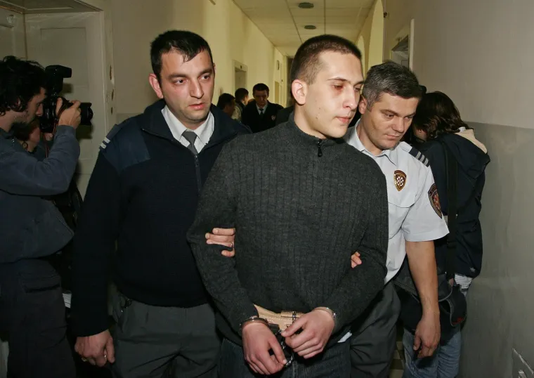 Motiv krvoprolića? Nepoznat. Dragan Jung (31) i Massimo Kršulja (29) zvjerski su noževima i sjekiricom izmasakrirali prijatelja iz djetinjstva Antu Vukelića (22). Zadali su mu 44 rane. Unesrećeni je 12. veljače 2005. godine između 20 i 21 sat  umirao u strašnim mukama - ubadali su ga i rezali 40 minuta. Jung je već prije toga ubio sugrađanku Mariju Knapić (77), izbo ju je 27 puta. Trenutno služi kaznu od 40 godina zatvora.