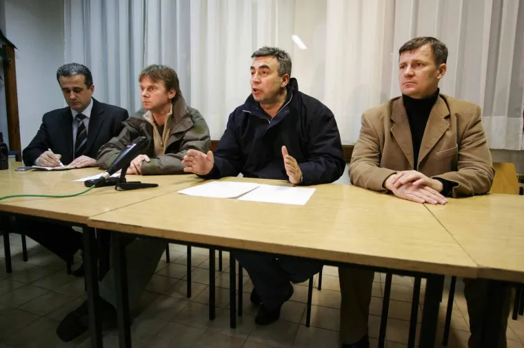 Dražen Kozman osuđen je na 40 godina zatvora zbog trostrukog ubojstva u (Okučani, 2006). Pijan je sjedio u lokalu kada je razbio ča&scaron;u, zbog čega ga je opomenuo Stipo Dujmić opomenuo. Iza&scaron;ao je i vratio se naoružan automatskom pu&scaron;kom. Na mjestu je ubio Dragomira Do&scaron;lića, Mladena Belinu i Marka Maro&scaron;a te radnio jo&scaron; 6 ljudi.