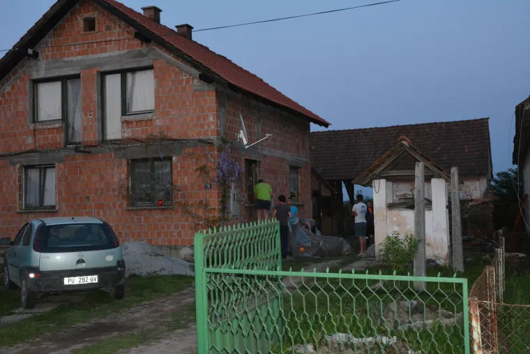 Užas kod Lipika: majka sedmero djece ubijena i zapaljena u kući, ubojica uhićen, skrivao se po &scaron;umi
