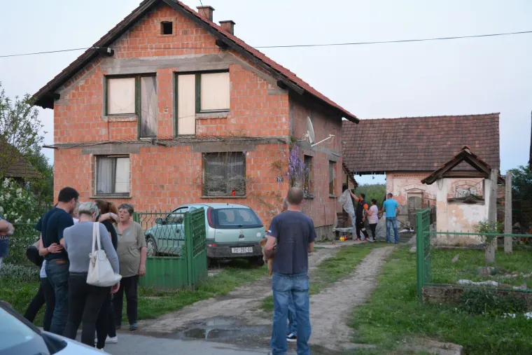 Užas kod Lipika: majka sedmero djece ubijena i zapaljena u kući, ubojica uhićen, skrivao se po &scaron;umi