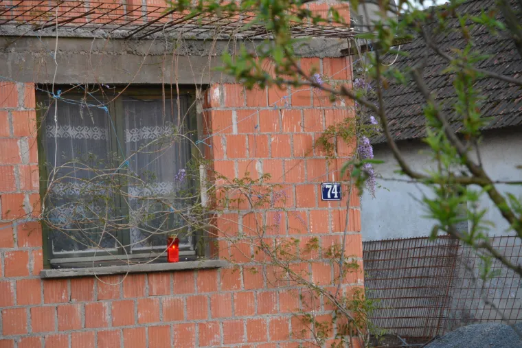 Užas kod Lipika: majka sedmero djece ubijena i zapaljena u kući, ubojica uhićen, skrivao se po &scaron;umi