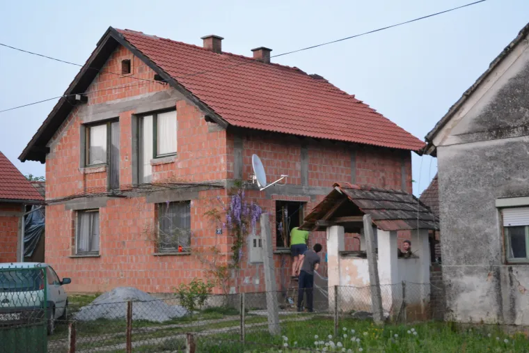 Užas kod Lipika: majka sedmero djece ubijena i zapaljena u kući, ubojica uhićen, skrivao se po &scaron;umi