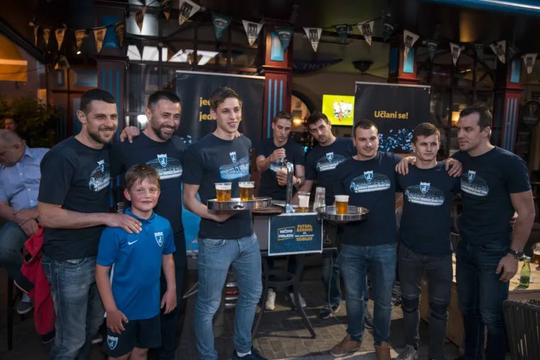 Igrači Futsal Dinama sinoć su organizirali humanitarnu akciju prikupljanja sredstava za ljetni kamp u Zadru za slijepe i slabovidne osobe, a u sklopu te akcije su na jednu večer postali konobari u pubu u srcu Zagreba.