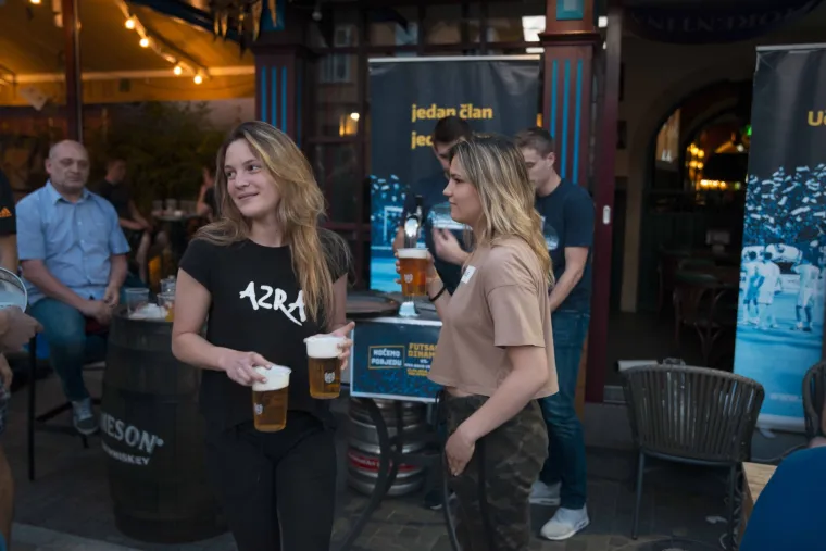 UZELI TACNE I PREGAČE U RUKE I NAPRAVILI ŠOU: Evo zašto danas svi pričaju o Futsal Dinamu