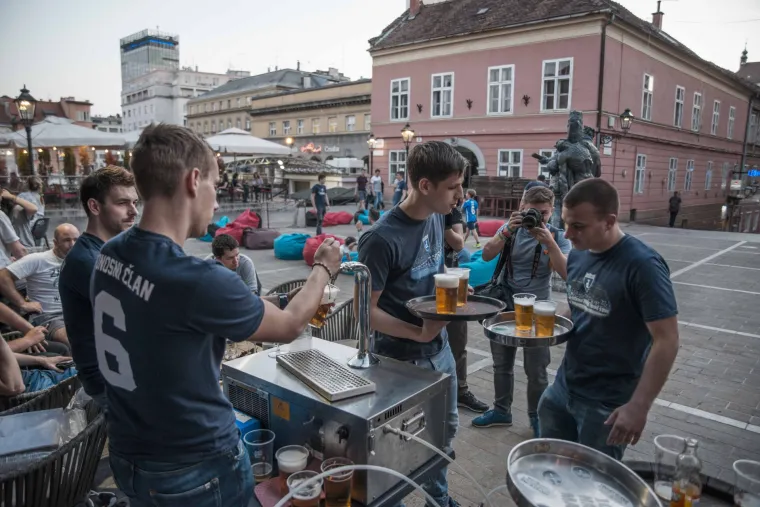 UZELI TACNE I PREGAČE U RUKE I NAPRAVILI ŠOU: Evo zašto danas svi pričaju o Futsal Dinamu