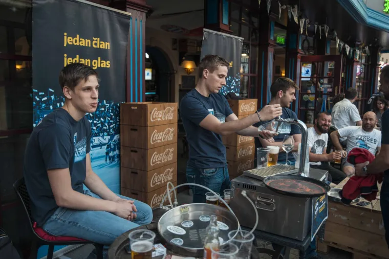 UZELI TACNE I PREGAČE U RUKE I NAPRAVILI ŠOU: Evo zašto danas svi pričaju o Futsal Dinamu