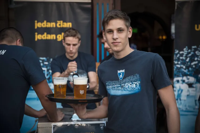 UZELI TACNE I PREGAČE U RUKE I NAPRAVILI ŠOU: Evo zašto danas svi pričaju o Futsal Dinamu