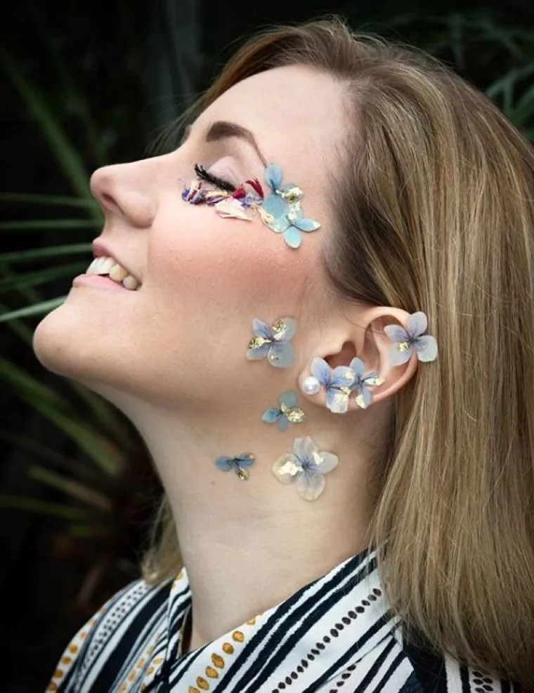 Od livade do lica: cvijeće je ovog proljeća i nakit i &scaron;minka