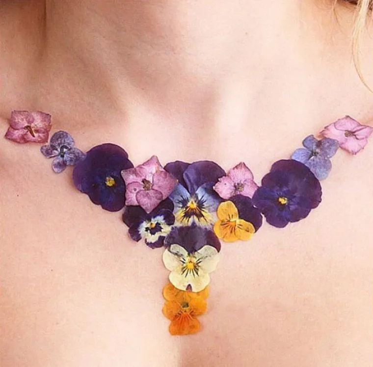 Od livade do lica: cvijeće je ovog proljeća i nakit i &scaron;minka