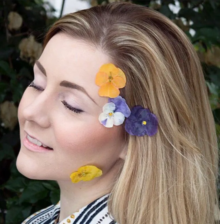 Od livade do lica: cvijeće je ovog proljeća i nakit i &scaron;minka