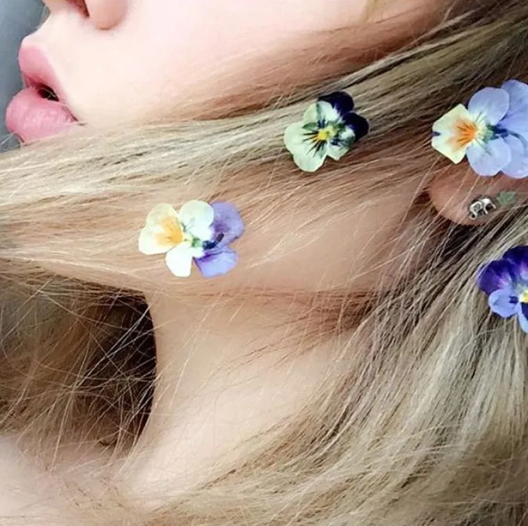 Od livade do lica: cvijeće je ovog proljeća i nakit i &scaron;minka