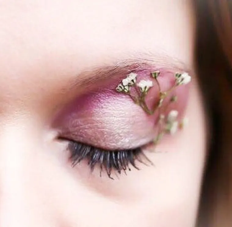 Od livade do lica: cvijeće je ovog proljeća i nakit i &scaron;minka