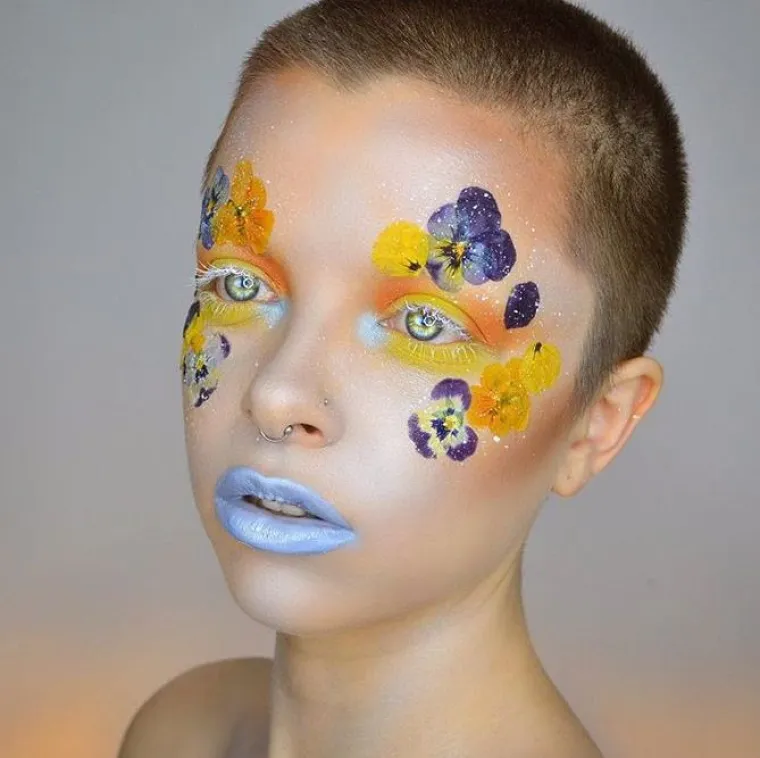 Od livade do lica: cvijeće je ovog proljeća i nakit i &scaron;minka