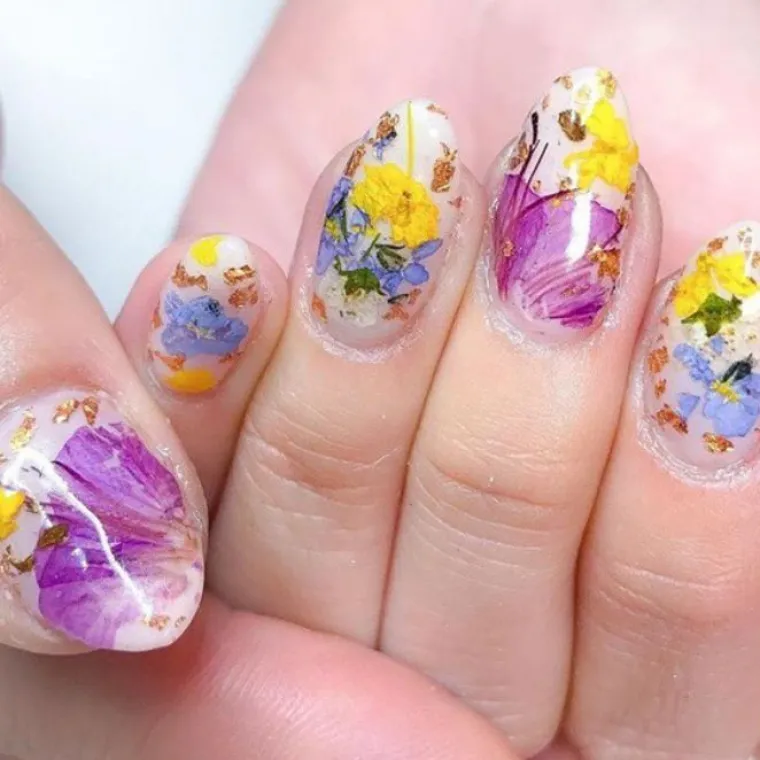 Od livade do lica: cvijeće je ovog proljeća i nakit i &scaron;minka